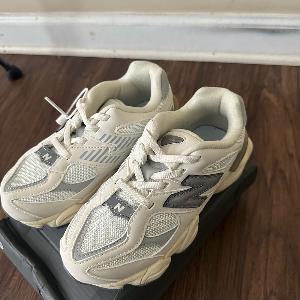 (NEW) IN BOX KID 9060 NEW BALANCE!!
